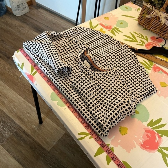 Lou & Grey Tops for Women 3/4 sleeve textured square print top - Picture 4 of 6